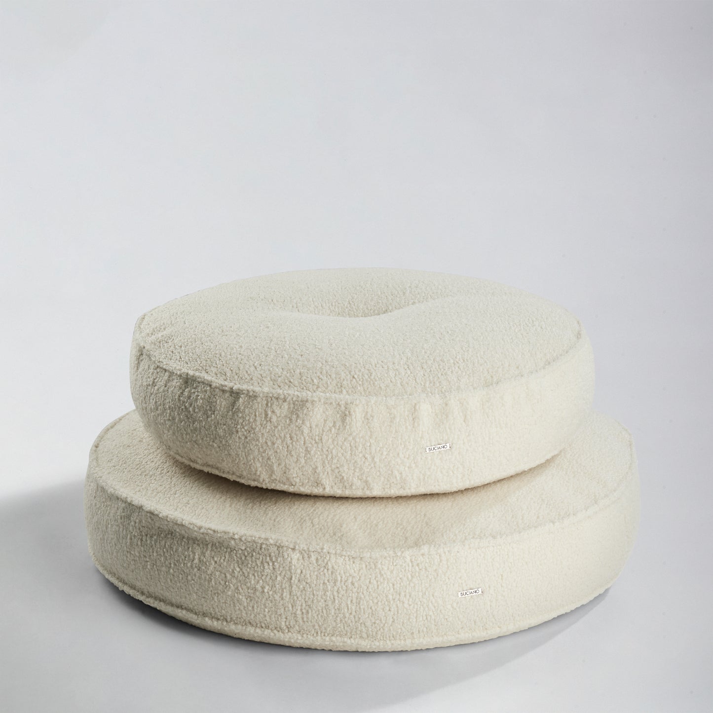 Orthopädisches Design Bouclé Hundekissen Onda von Buciano in Wollweiß
