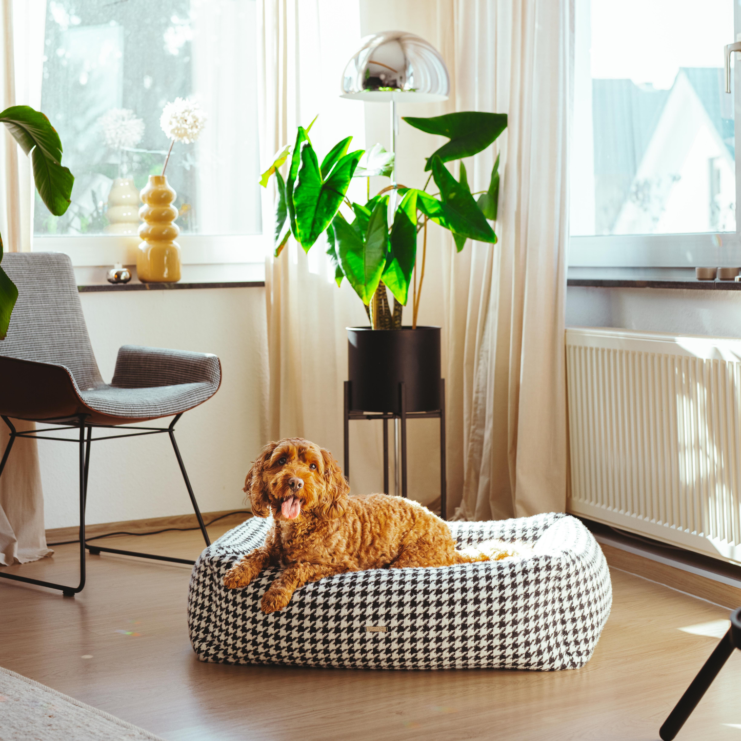 Luxus Hundebett Coco mit gepolstertem Rand im Hahnentrittmuster – inspiriert von Chanel & Dior