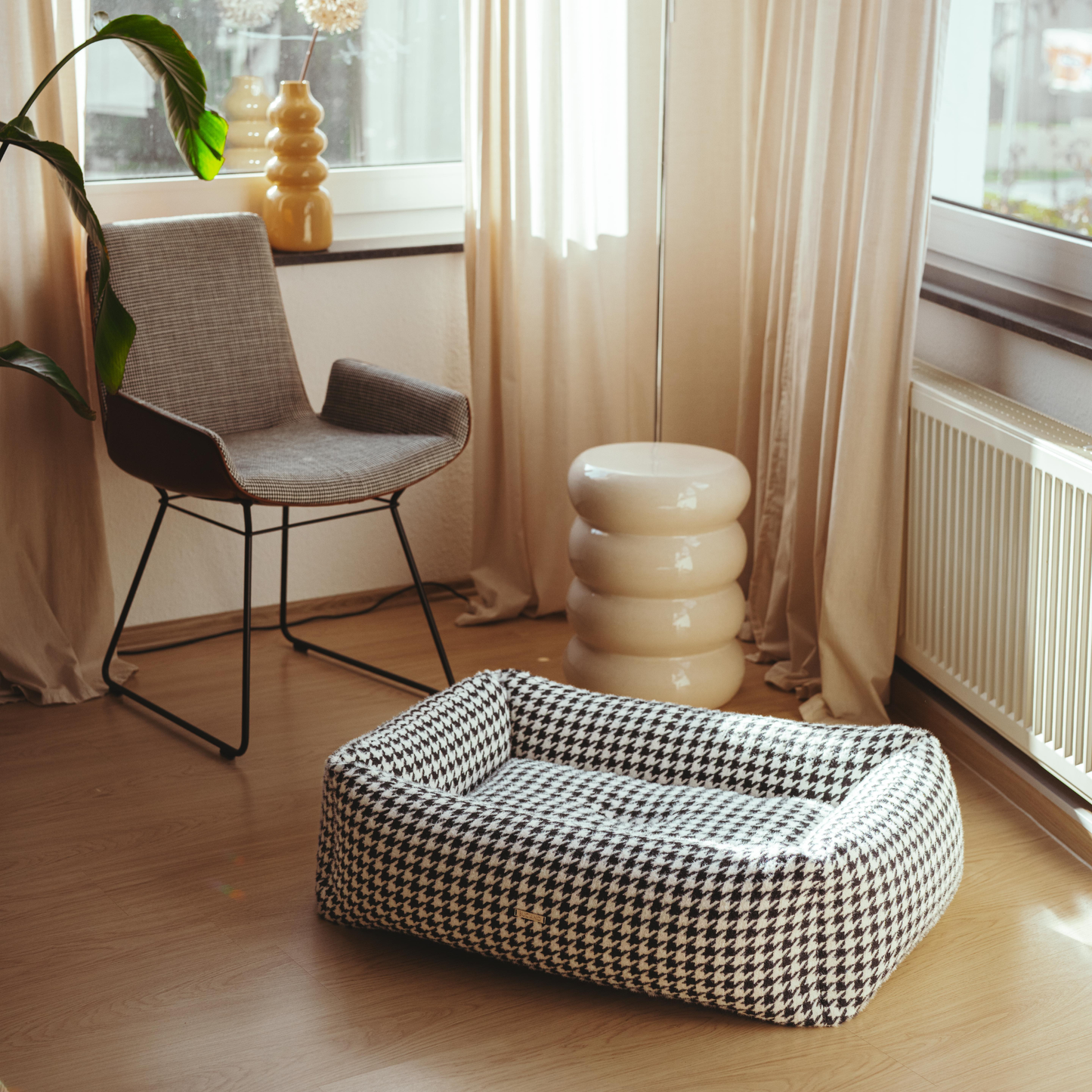 Designer Hundebett in Schwarz-Weiß-Muster mit erhöhter Umrandung, klassischer Stil