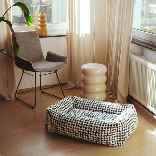 Designer Hundebett in Schwarz-Weiß-Muster mit erhöhter Umrandung, klassischer Stil
