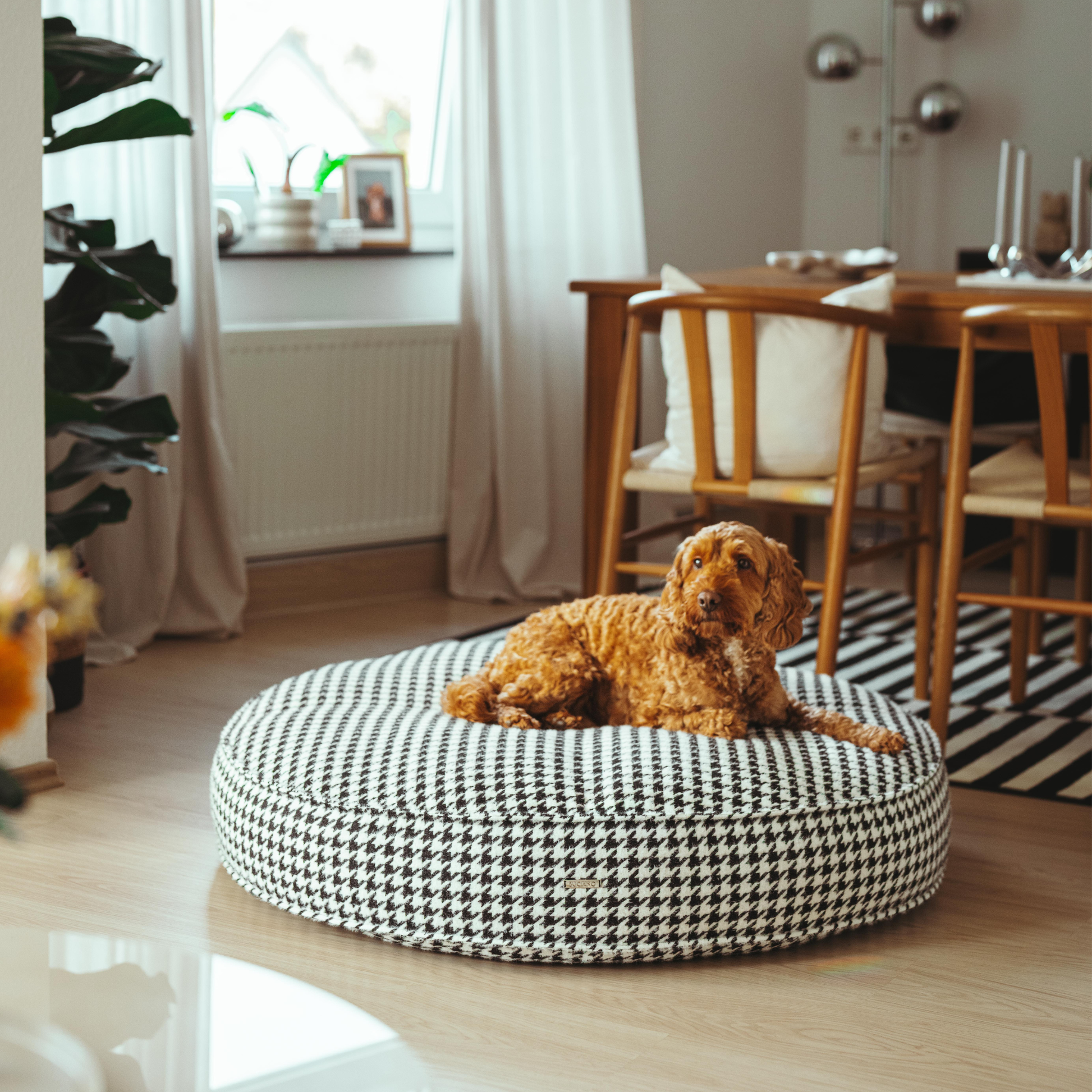 Rundes Hundekissen im Hahnentrittmuster, inspiriert von Chanel und Dior – Modell Coco