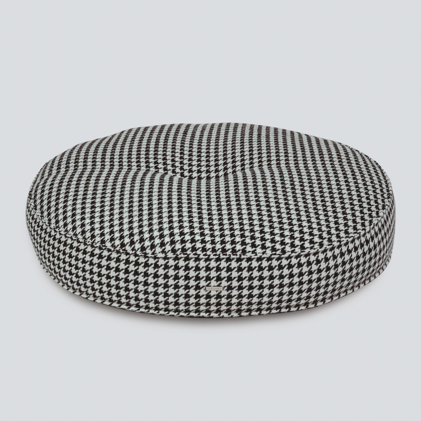 Luxuriöses Designer-Hundebett in Schwarz-Weiß-Muster, elegante Einrichtung