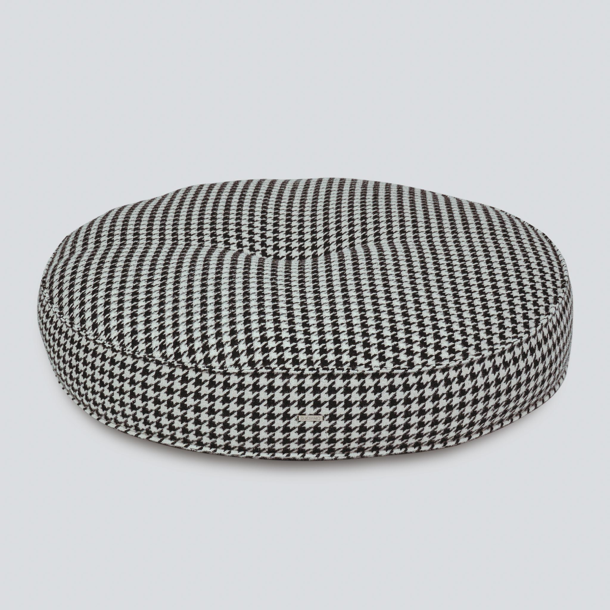 Luxuriöses Designer-Hundebett in Schwarz-Weiß-Muster, elegante Einrichtung