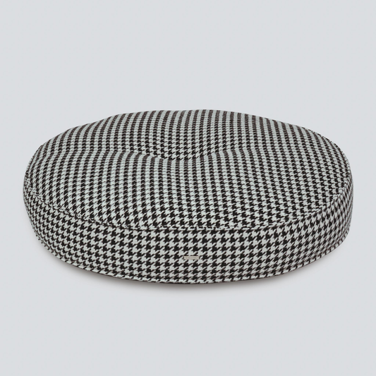 Luxuriöses Designer-Hundebett in Schwarz-Weiß-Muster, elegante Einrichtung